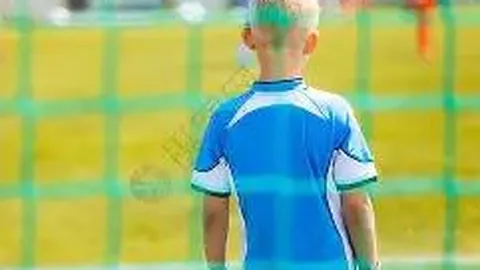 《揭秘：萨拉赫误判！铁杆粉丝与高层齐力挺斯洛特，悬念再起！》